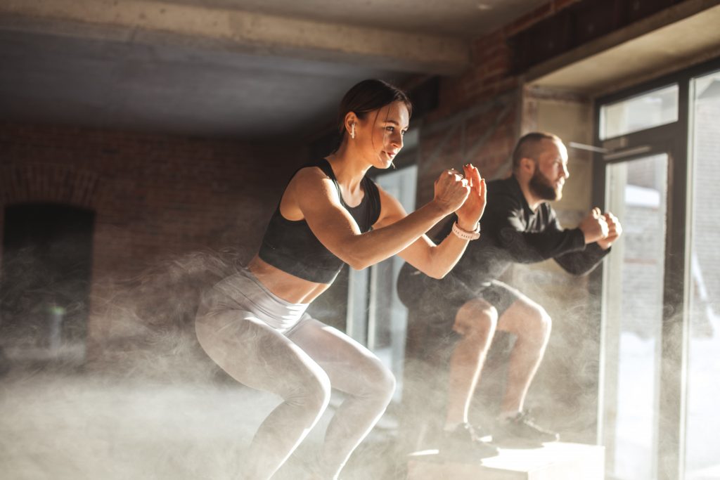 Menschen trainieren zu Hause Heimfitness