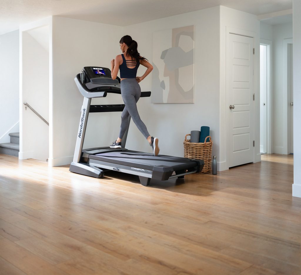 Frau joggt auf einem Laufband zu Hause