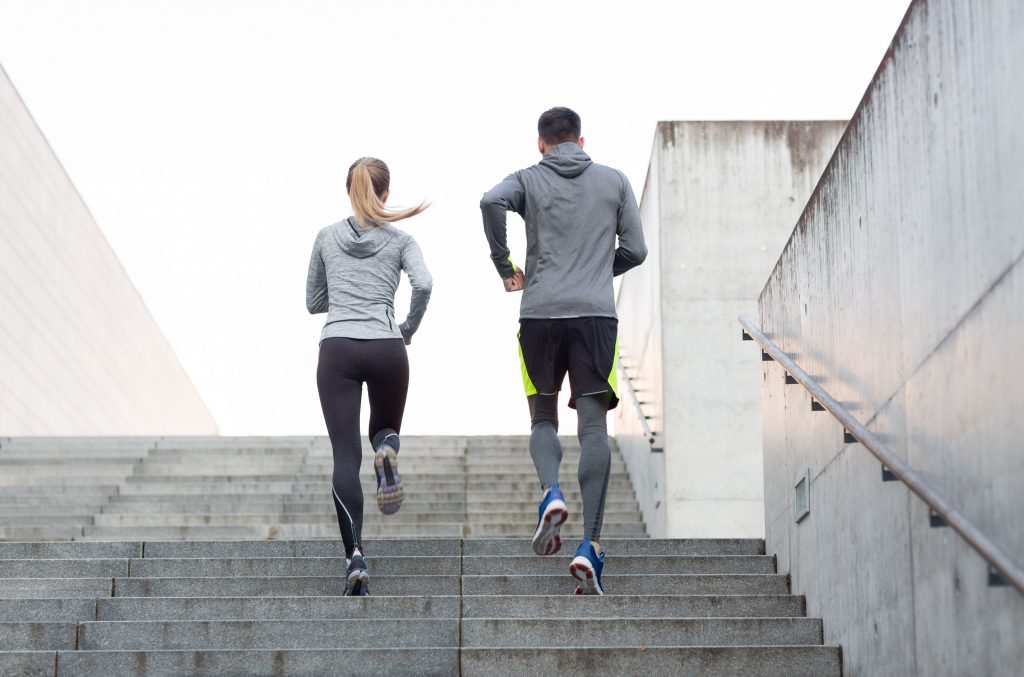 Zwei Menschen joggen in der Stadt