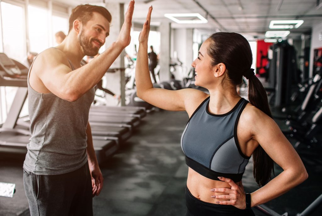 Menschen im Fitnesstudio 